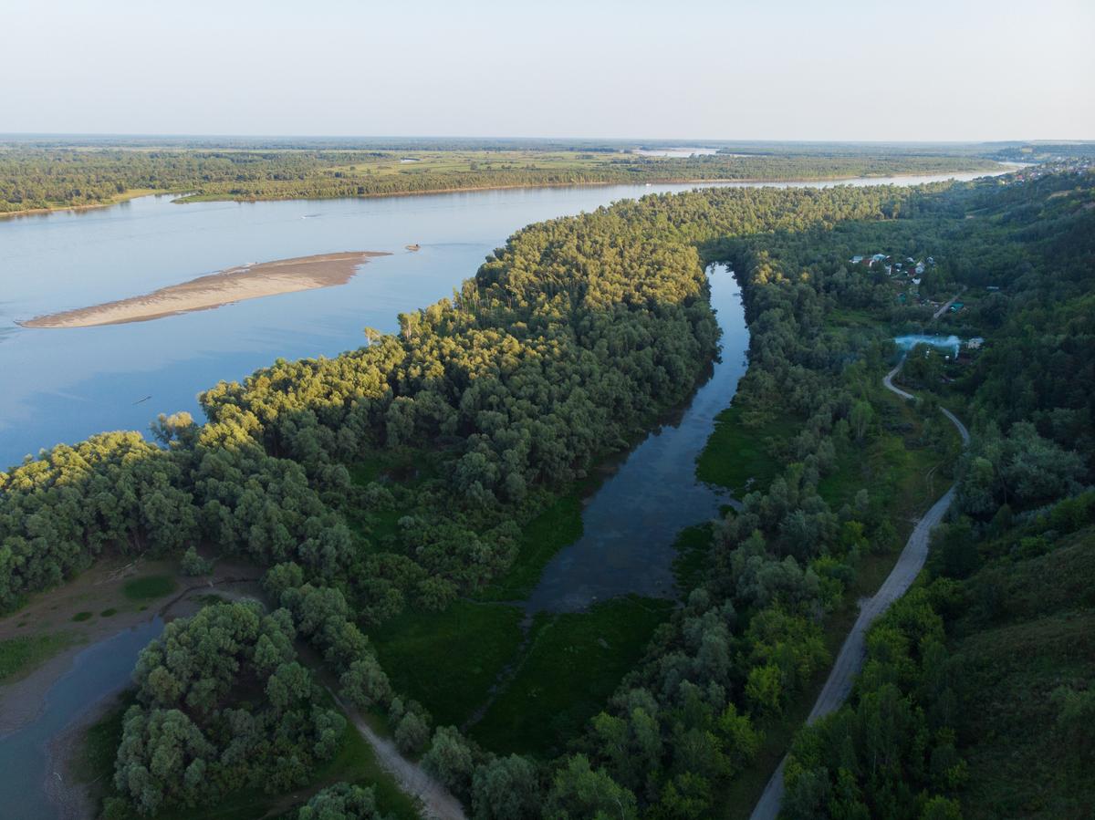 Вид с воздуха на большую сибирскую реку Обь