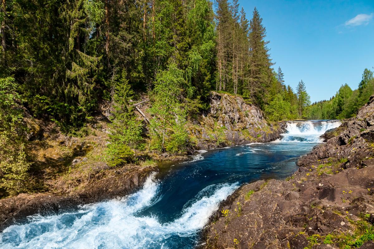 Чистая горная река и водопад в заповеднике Кивач