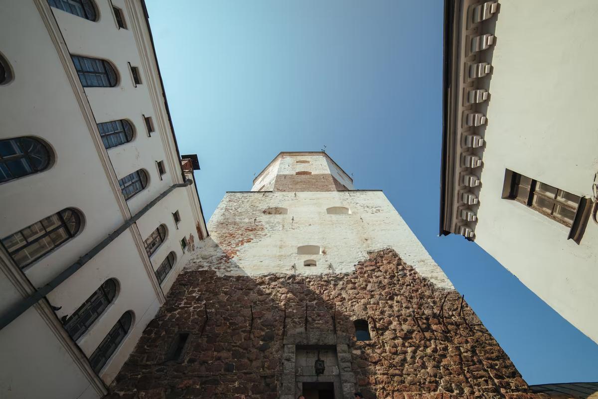 Крупным планом вид на старую башню Выборгского замка