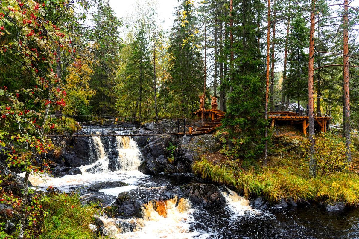 Осенний пейзаж Рускеальских водопадов