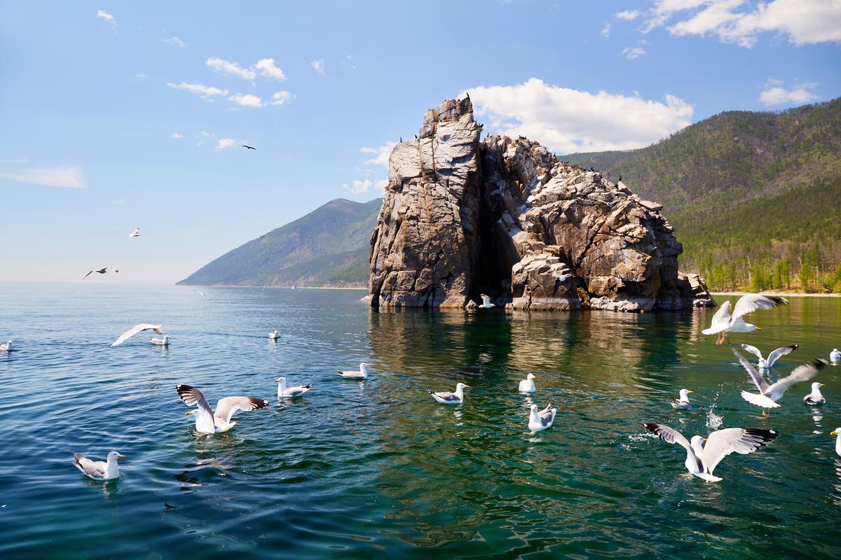 Небольшой скалистый остров на Байкале