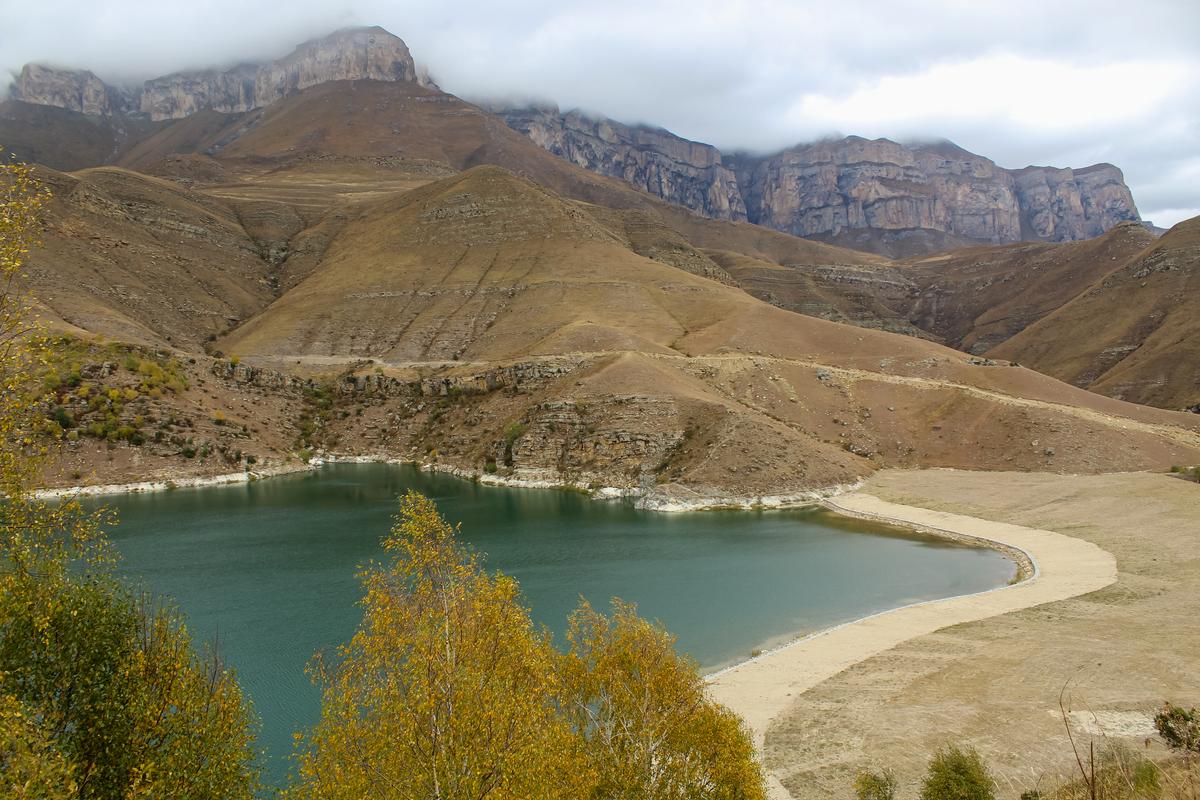 Осенний пейзаж озера Гижгит