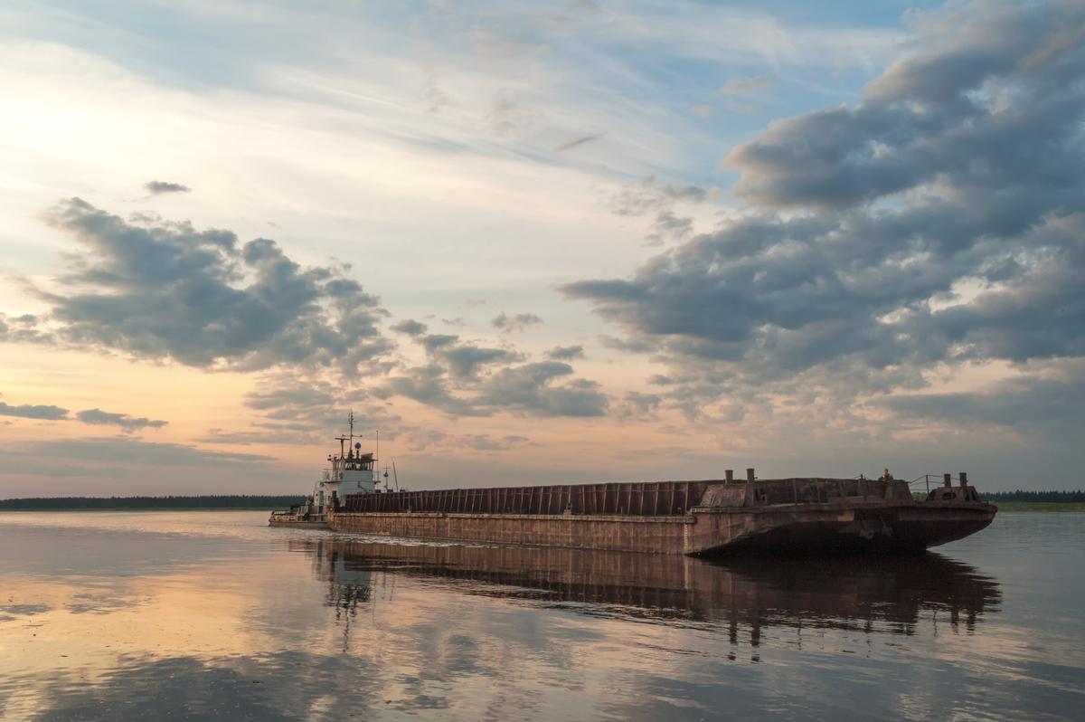 Грузовой корабль на реке Северная Двина