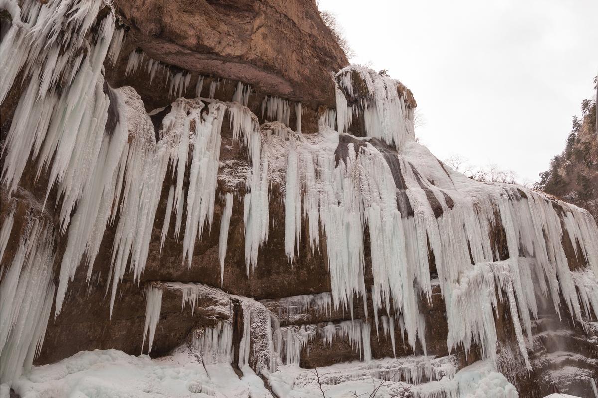 Замерзшие Чегемские водопады