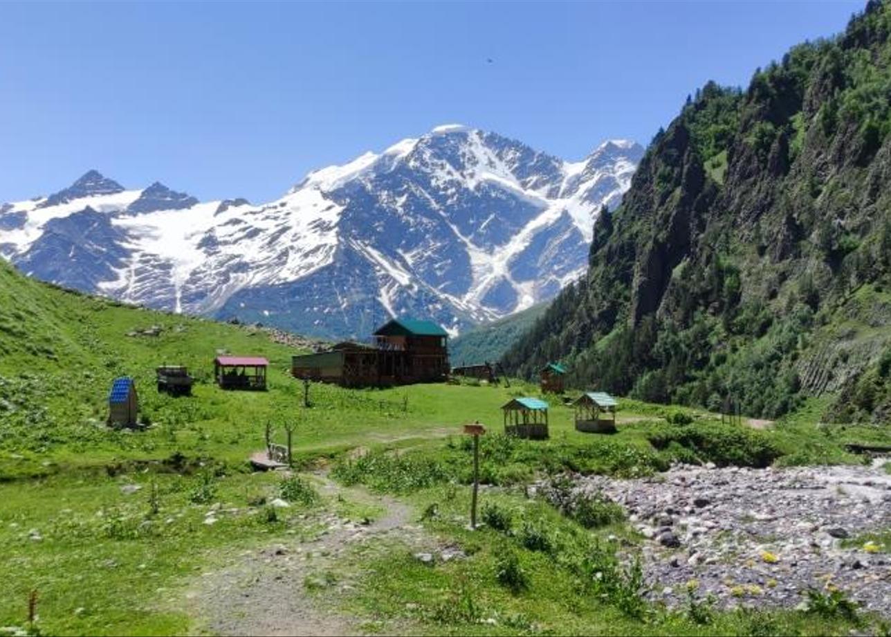 Тур в окружении великолепной природы. Кавказ, конечно, потрясает, хотя был там и раньше, но все равно, крутые места.