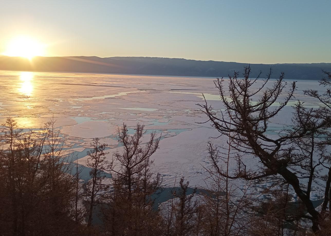 Всё организовано замечательно! Всё без проволочек. Отели хорошие, кормили нормально, домашняя еда на Ольхоне. Были с нами 24/7.