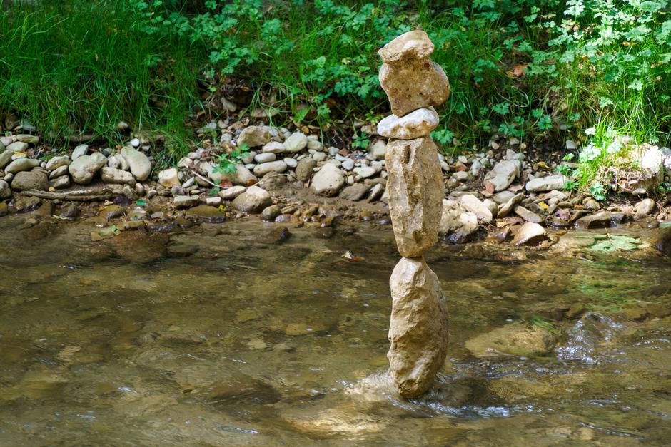 Скульптура из балансирующих камней на реке Ольховка