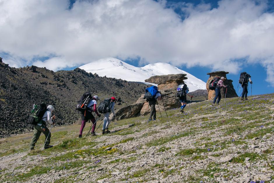 Группа туристов совершает восхождение на Эльбрус