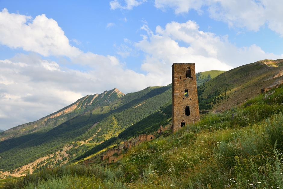 Башня старой деревни Гоор в Дагестане