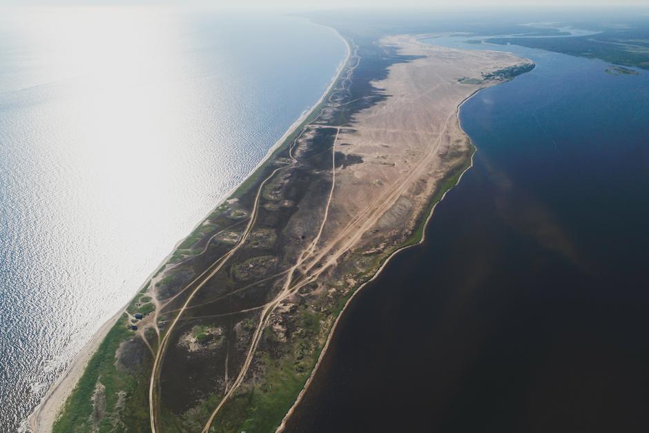 Вид на реку Варзуга и песчаные пляжи на Кольском полуострове