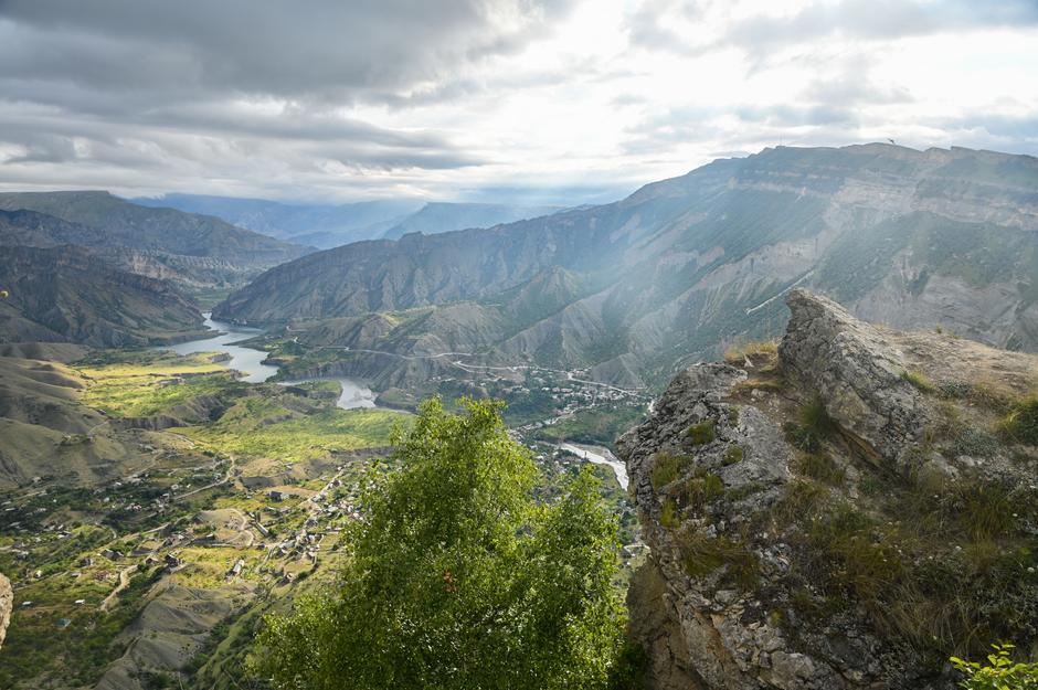 Красивый пейзаж с горами, долиной и рекой в Дагестане